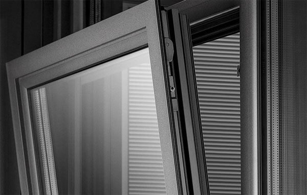 原理：德式雙組份銷釘注膠工藝+整體結(jié)構(gòu)性鋁角碼+工業(yè)級(jí)防滲膠拼角工藝;亮點(diǎn)：系統(tǒng)防水+整體穩(wěn)固性強(qiáng);廣告語：一體式無縫組角穩(wěn)固性強(qiáng),連大樹都能連根拔起的12級(jí)以上臺(tái)風(fēng)，輕松擋了